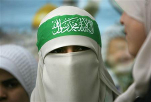 Wanita Bercadar, Tiba-tiba Datang dan Serahkan Perhiasan untuk Pemerintah Hamas